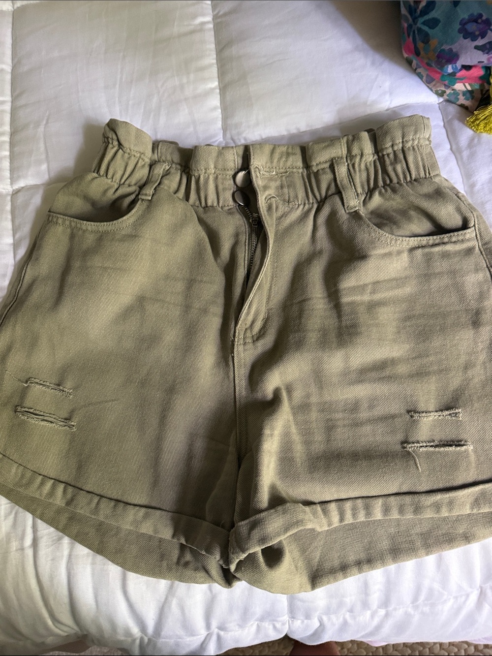 High-Waist Olive Green Women's Shorts with Rolled Hem